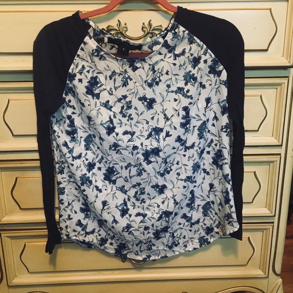 Cute floral top! Never worn. - Picture 2 of 4